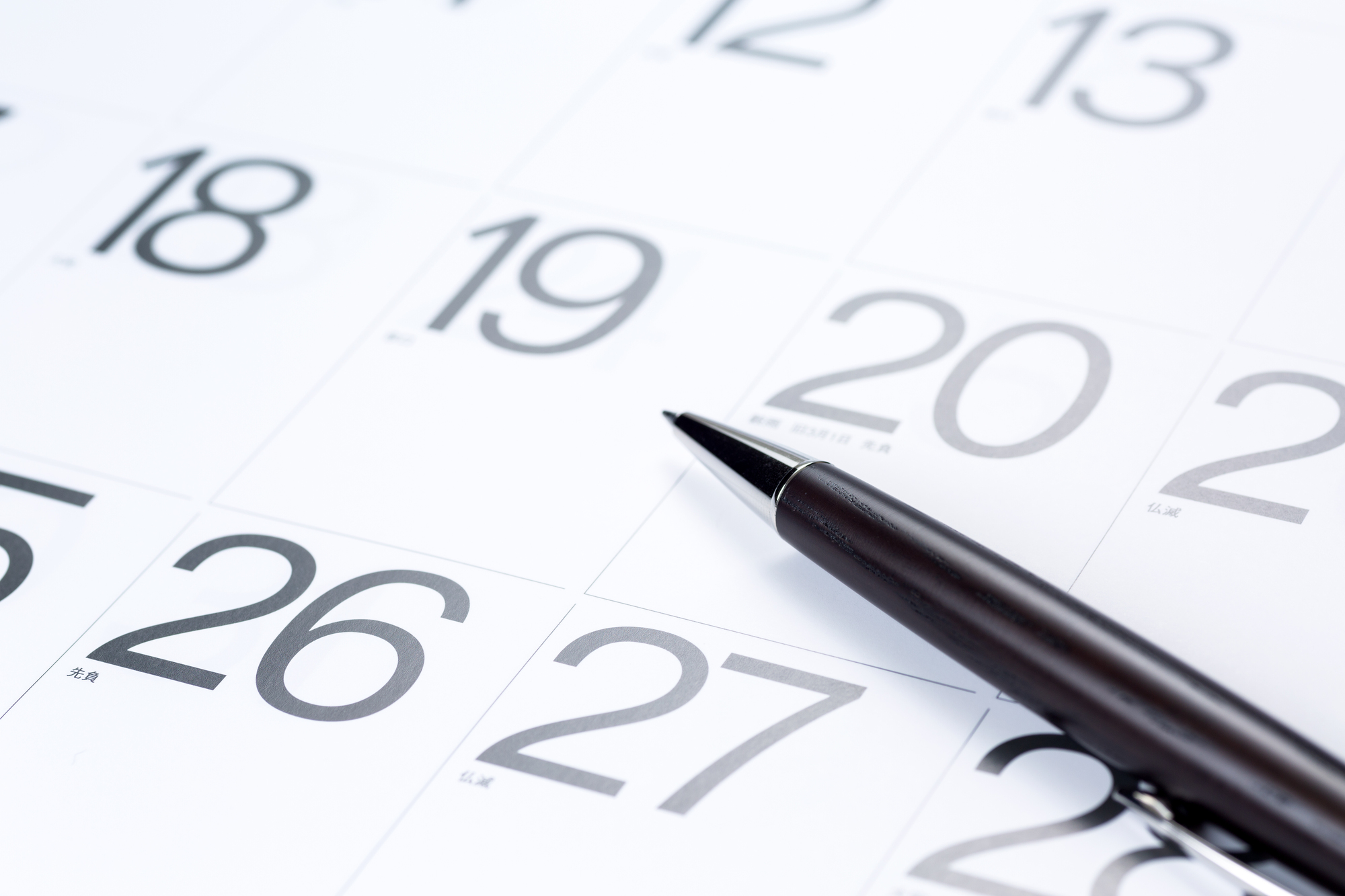 新入社員研修の研修期間・日数を記したカレンダーとボールペン