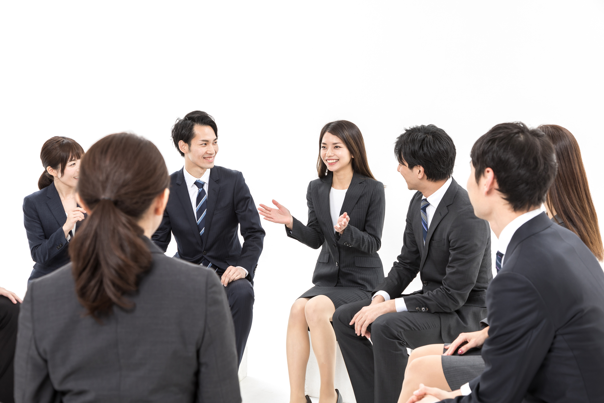 新人社員講師とコミュニケーション研修を受ける社員