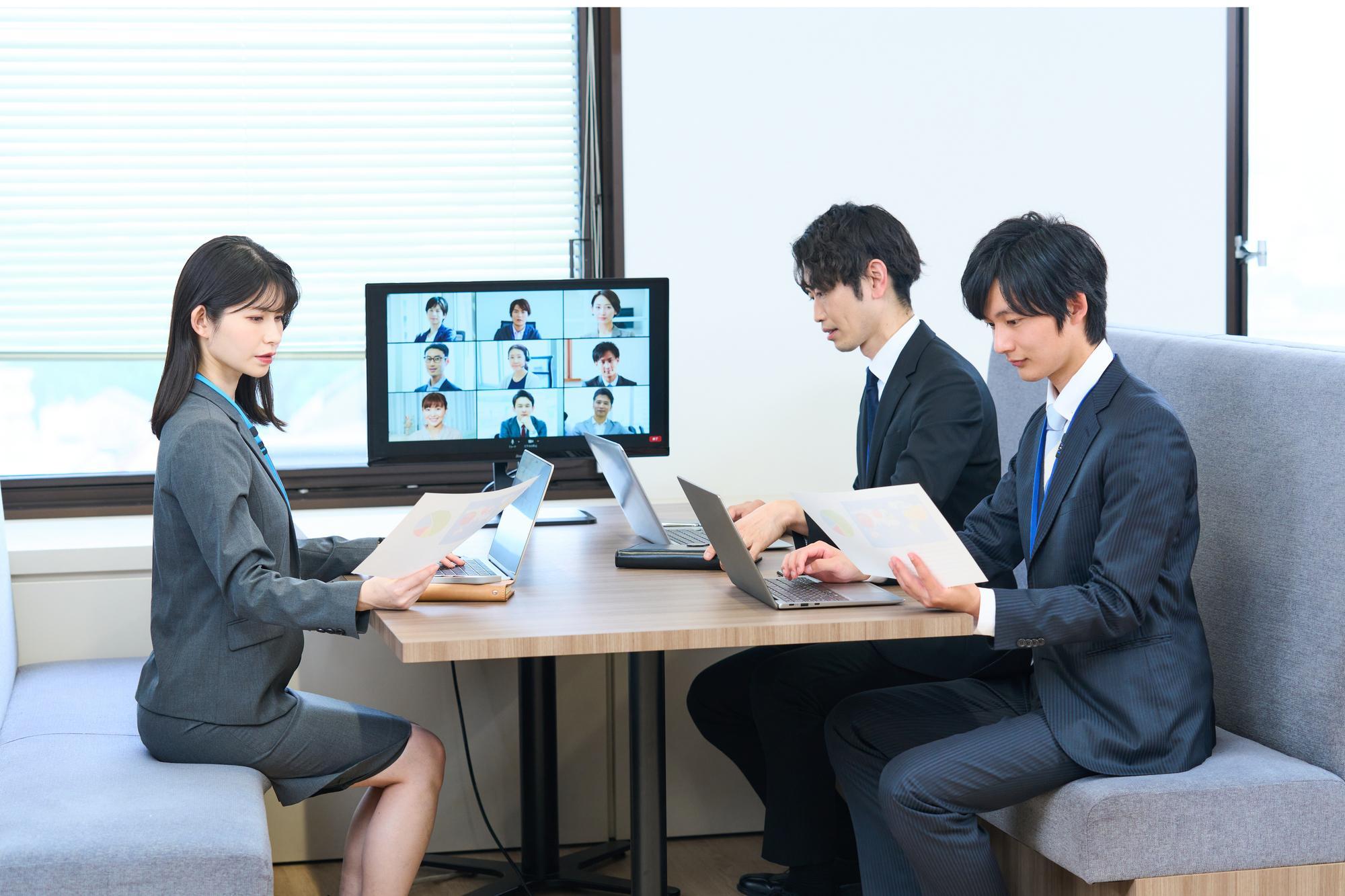 3人体制でオンライン研修を運営する社内チーム