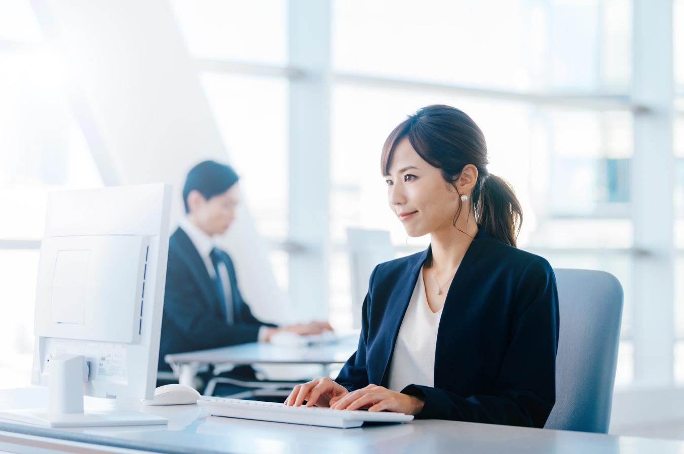 会社内でパソコンに向かって作業する女性