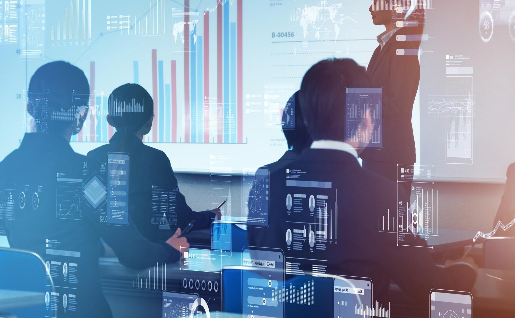 大型スクリーンに投影したデータを使った講義の模様と、受講者の能力を分析したデータのイメージ