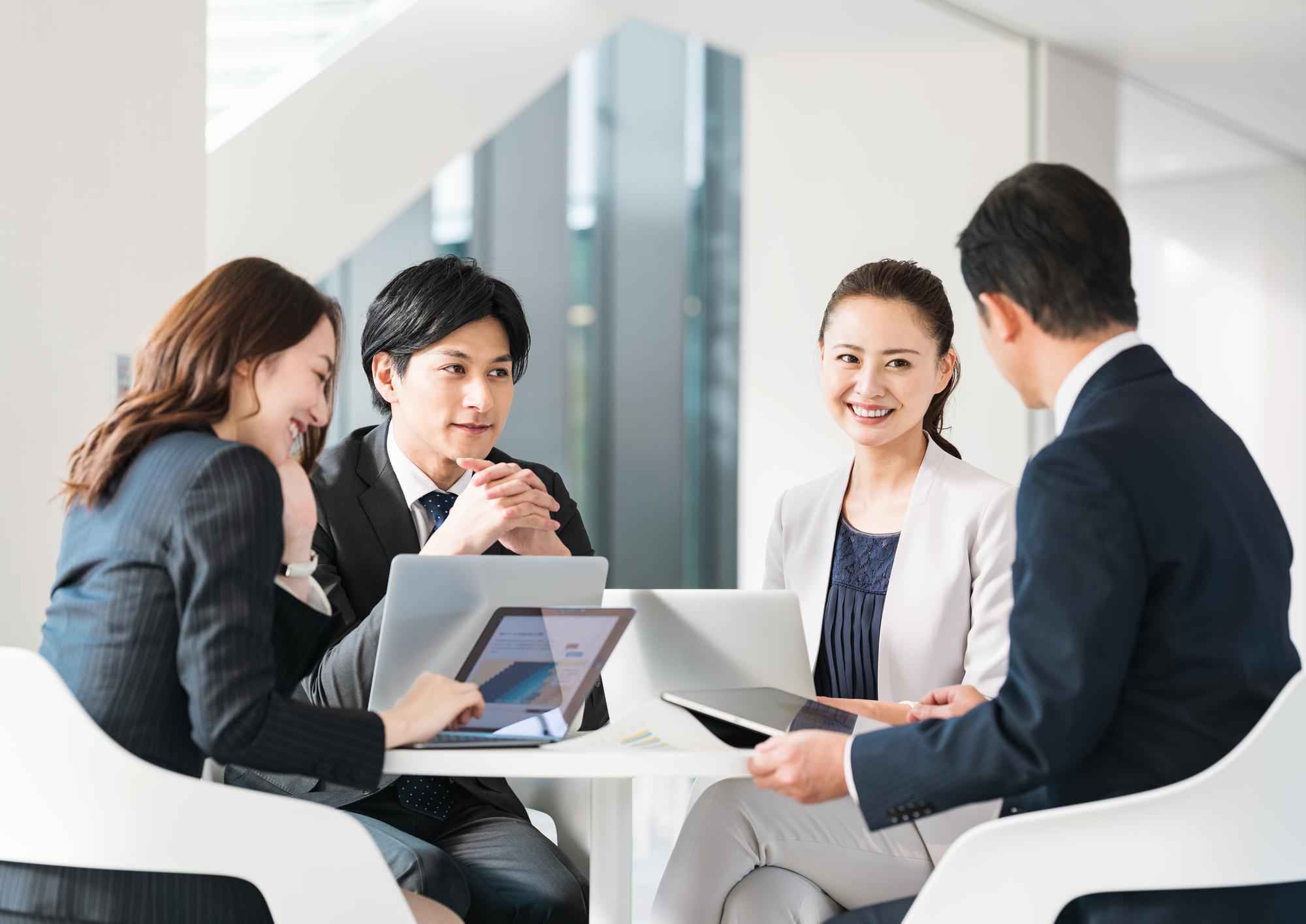 生成AI研修の提案を受けるビジネスパーソンのチーム