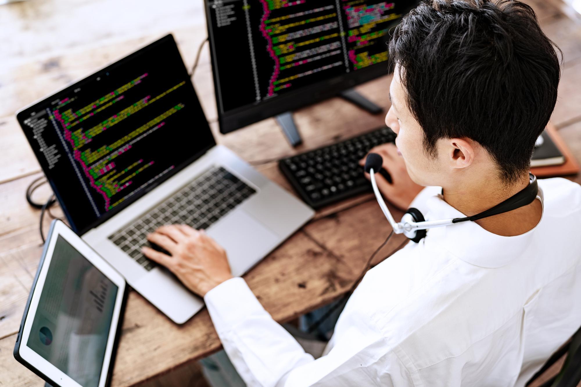 複数デバイスを同時に操作しながらプログラミングを行うエンジニア