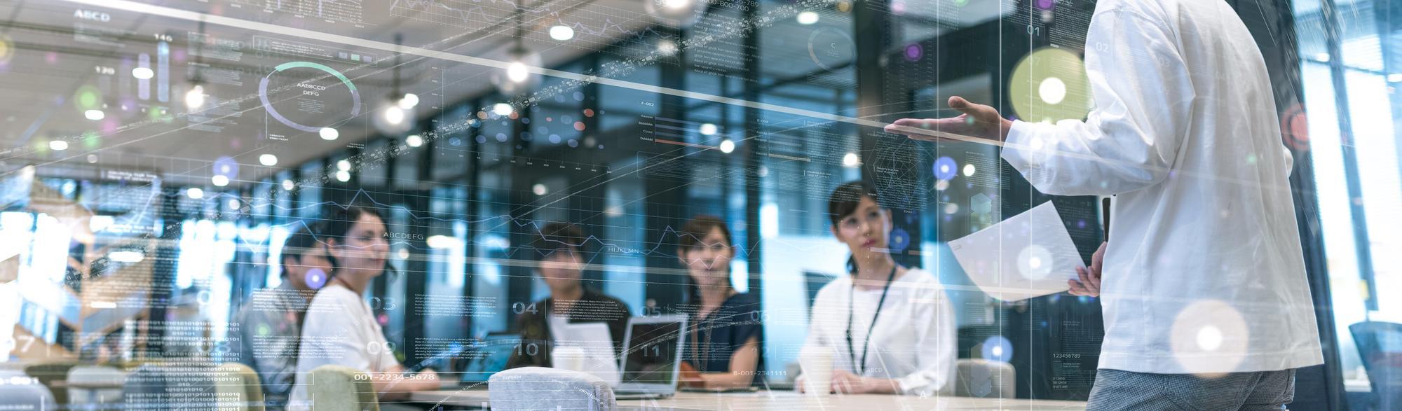 自社オフィスに講師を招き、ChatGPT研修を受けるグループ